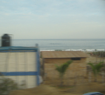 Panamericana in Nord-Peru zwischen Mancora
                        und Tumbes, Strandsiedlung