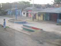 Panamericana in Nord-Peru zwischen Mancora
                        und Tumbes, Ortsdurchfahrt (03) (vielleicht Cruz
                        de Pizarro?)