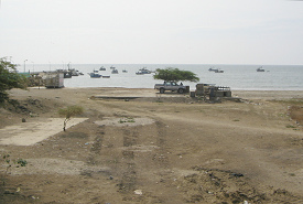 Panamericana Norte zwischen Tumbes und
                          Zorritos, Strand mit Pickup
