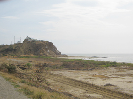 Panamericana Norte zwischen Tumbes und
                          Zorritos, ein weiteres Cap, dieses Mal mit
                          einem Haus auf dem Felsen