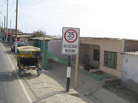 Zorritos, Ortsdurchfahrt mit einem Verkehrszeichen
            "Geschwindigkeit maximal 35 km/h"