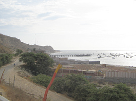 Panamericana Norte zwischen Mancora und
                        Piura, Meeresbucht mit Pier und Fischerbooten