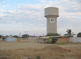 Panamericana Norte zwischen Mancora und
                        Piura, eine Siedlung in der Wste mit
                        Wasserturm