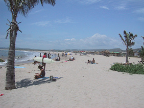 Mncora, playa con arena fina amarilla