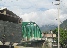 Un puente de acero en verde