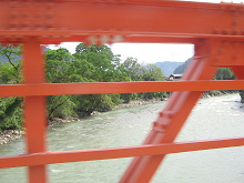 Travesa de otro ro (Ro Tulumayo) entre La
                      Merced y San Ramon, ahora un puente de acero rojo