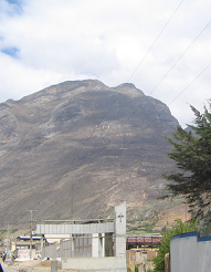 Acobamba, Ortseinfahrt mit Berg (01)