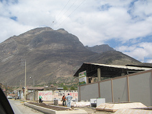 Acobamba, entrada con cerro al fondo (02)