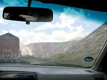 Lastwagen und Berge