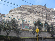 La Oroya, terreno escolar con cerro al
                        fondo