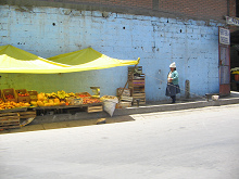 La Oroya, puesto de frutas en la calle