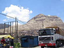 La Oroya, Strasse nach Lima, Lastwagen und
                        grosser Berg im Hintergrund