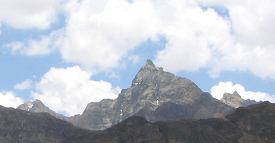 Minensiedlung Morococha (02),
                                  spitzer Berg, Nahaufnahme