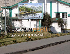 Plakat der Bergbaufirma "Doe
                                  Run Peru": "Willkommen"
                                  ("Bienvenidos")