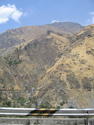 Cerros amarillos con puente del
                        ferrocarril