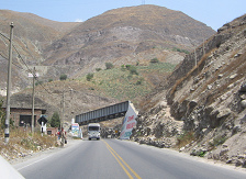 Puente del ferrocarril con cerro al fondo
