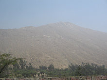 Cerro en la bruma