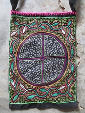 Bolsa pequea con diseo bordado del mundo
                      shipibo (colores son de visiones de ayahuasca)