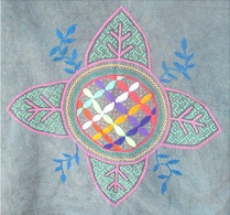 Tela
                      con diseo bordado del mundo shipibo (colores son
                      de visiones de ayahuasca)