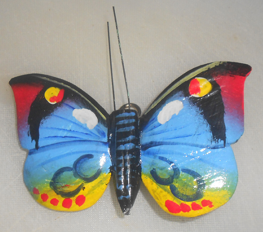 Kleiner Schmetterling aus
                                      Holz 9-11cm Spannweite, handgemalt
                                      von Shipibos aus der Region
                                      Pucallpa, Hauptfarbe Hellblau