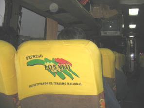 Der Innenraum des Busses der Firma Lobato
                          mit Logo an der Sitzrckwand