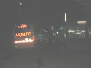 Der Bus der Firma Lobato auf der Fahrt
                          von Lima nach Oxapampa bei der Raststtte auf
                          ca. 2500 m Hhe