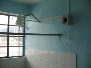 Hostal Arias in Oxapampa, Dusche
                          "Terma" mit einigermassen sicher
                          montierter Stromverkabelung