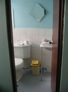 Hostal Arias, sauberes,
                            funktionierendes Bad mit Spiegel und sogar
                            sauber gestrichenen Wnden mit sauberer
                            Abgrenzung zu den Kacheln (scheinbar wurde
                            Klebeband benutzt)