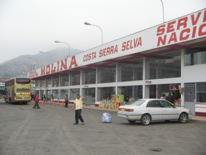Der Terminal der Busfirma "La Molina"
                  an der Avenida N. Ayllon im Distrikt San Luis in Lima
                  mit dem Standort der Colectivos vor der Fassade des
                  Terminals