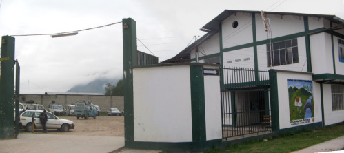 Terminal terrestre de Oxapampa, entrada y
                          casa de espera, foto panormica