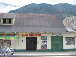 Das Bro der Busfirma Lobato von Oxapampa an der
                  Ecke Jirn Bolvar / Jirn Bolognesi. Das Bro von
                  Lobato dient auch als Poststation fr die Indgenas
                  von Tsachopen.