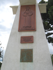 Gedenktafeln am Denkmal mit der
                          "heiligen" Santa Rosa
