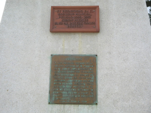 Texttafeln am Denkmal, Nahaufnahme
