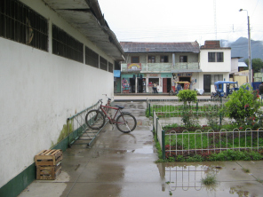 El puesto de bicicletas del mercado. En todo Lima
                  jams he visto un puesto de bicicletas, aqu en
                  Oxapampa si.