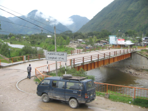 El Puente Villar con el Ro Chontabamba con un
                  combi que espera