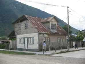 Das
                        alte, hlzerne Giebelhaus am Jirn Bolvar von
                        der Kreuzung Bolvar / Schauz aus gesehen.