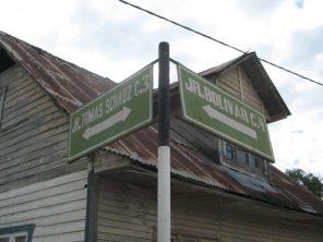 Las placas de calle al cruce Jirn
                          Bolvar / Jirn Schauz