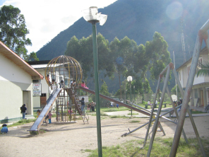 Dreifachrutschbahn auf dem Spielplatz beim Reniec
                von Oxapampa