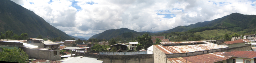 Panorama von Oxapampa Bergen gegen Norden in Richtung
            Tsachopen, Huancabamba und Pozuzo bei Sonne