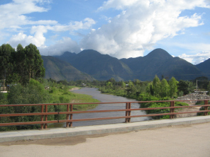 Die Villar-Brcke (Puente Villar), Sicht
                        den Ro Chontabamba aufwrts in richtung
                        Chontabamba