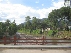 El Puente Villar, vista bajando el Ro
                        Chontabamba con direccin a Tsachopen,
                        Huancabamba y Pozuzo. En ese momento fueron
                        obras para agrandar la madre y para fortificar
                        la ribera.