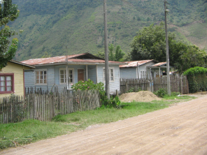 Casas en el barrio "Nueva
                          Berna" de Oxapampa