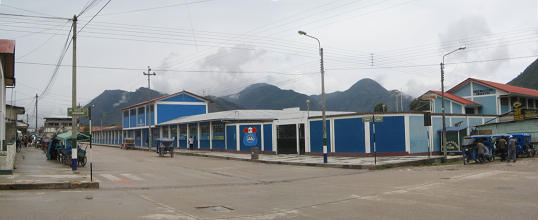 Die Sekundarschule ("secundaria") am
                Jirn Mullembruck, wo
                rassistisch-"christliche" Gringo-Religion
                gelehrt wird, Panoramafoto