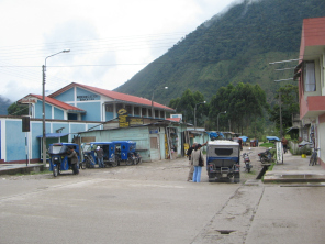 Jirn Grau mit der Sekundarschule (links) mit Sicht
                zum Ro Chontabamba