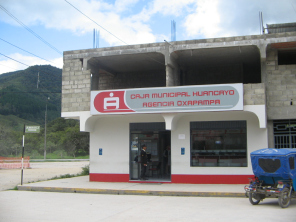 Die Bank "Caja municipal Huancayo" am
                Jiron Bolvar (zweiter Block / cuadra 2) zur Avenida San
                Martn hin. Hier ist auch Geldversand mit Western Union
                mglich, mit elektronischem System, schneller als mit
                Fax.