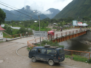 La Puente Villar sobre el Ro Chontabamba,
                        y en redondo hay montes con selva, y as aire
                        fresco siempre es garantizado