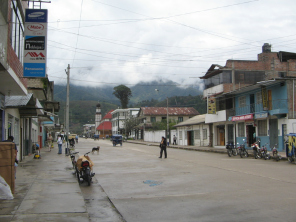 Der Jirn Grau von Oxapampa mit dem Gemeindehaus
                und der Kirche im Hintergrund nach einem Regenguss