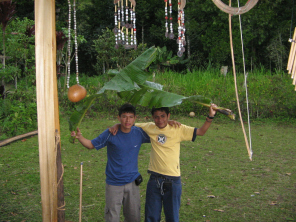 Chicos yanesha con hojas de pltano como
                          paraguas