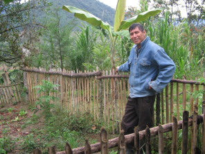 Curandero Francisco con su cerca de
                          bamb