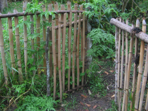 Puerta
                          de jardn en bamb